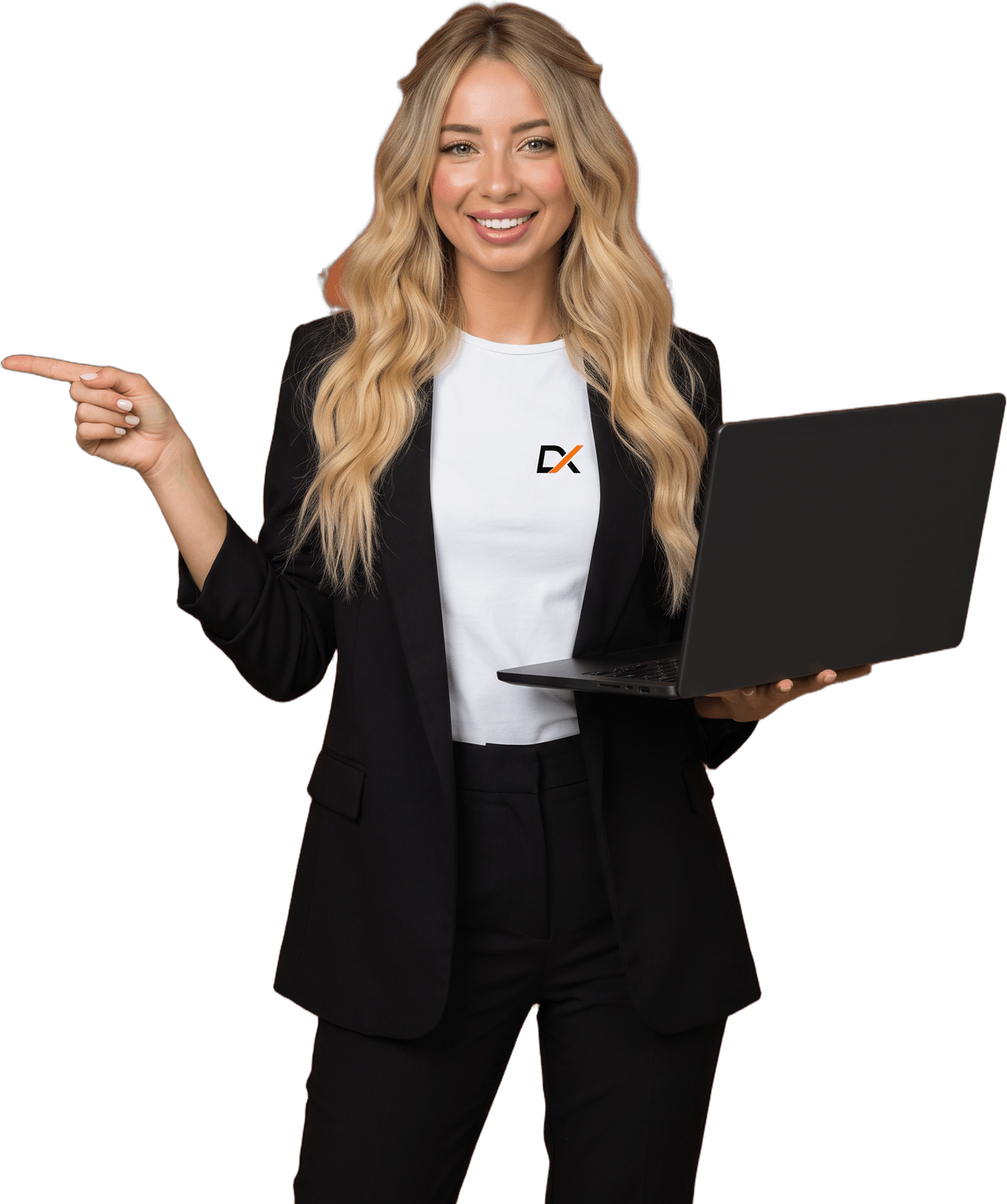 Consulente DirezioneX sorridente, camicia bianca con il marchio DX, un portatile aperto sul braccio e l'altra mano che indica il titolo